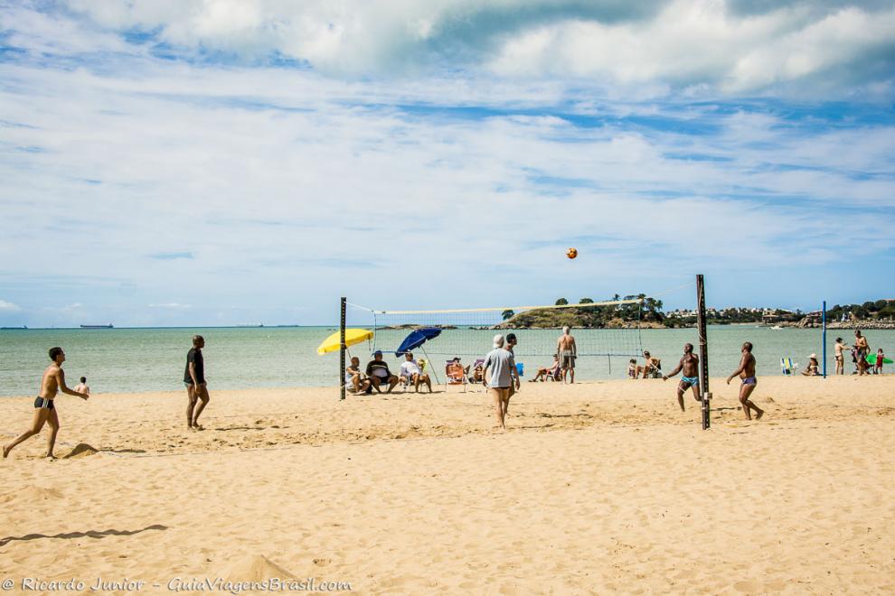 Imagem de um futevolei no fim da tarde na Praia de Cambori em Vitória.